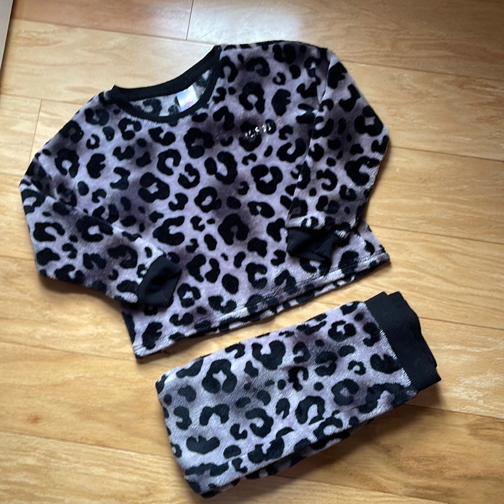 💕 Preloved Justice Girls Soft Fuzzy PJ’s 🐆